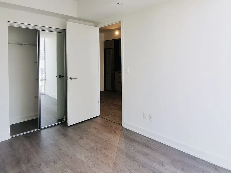 501 Yonge St #2103 — Photo 4