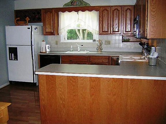 Updated eat-in kitchen