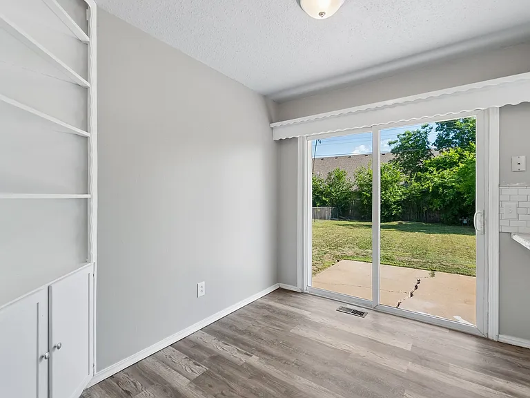504 Armstrong St — Photo 3