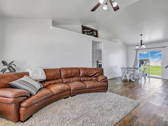 4th image of 1530 Cayuse Creek Dr