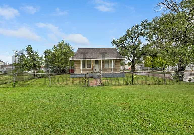 1501 S Walnut St — Photo 2