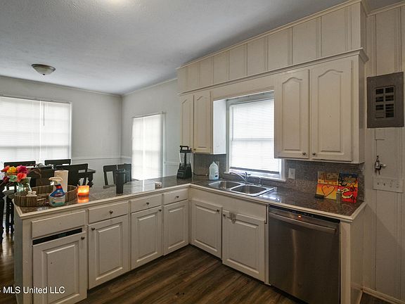 4th image of 408 Northside Cir