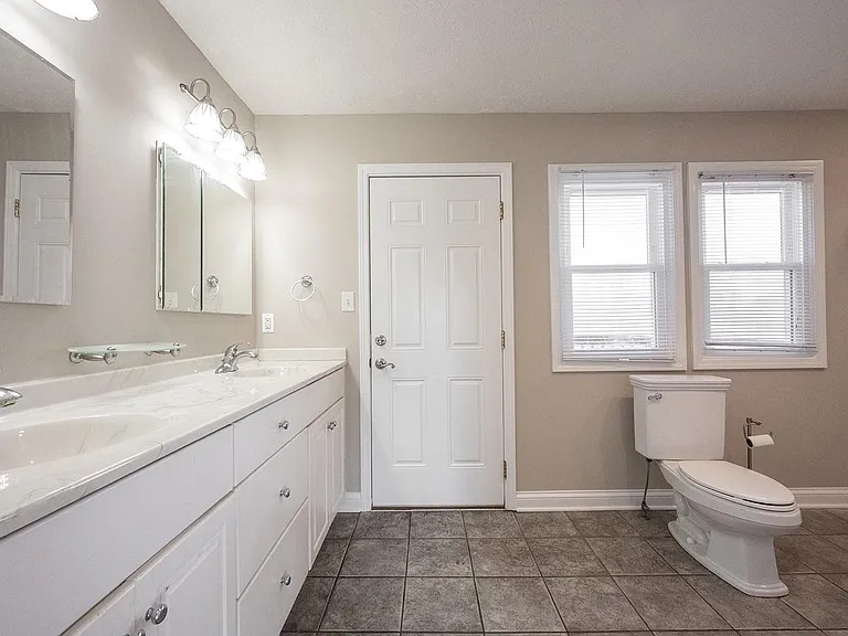 11704 Cameron Dr — Photo 11