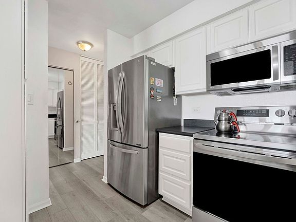 4th image of 725 W Huntington Commons Rd APT 416