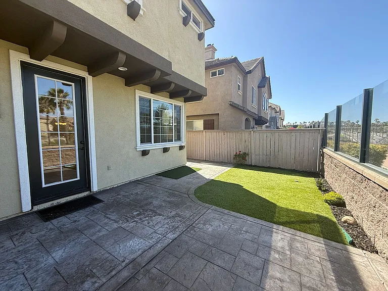 1357 Burgundy Dr — Photo 2