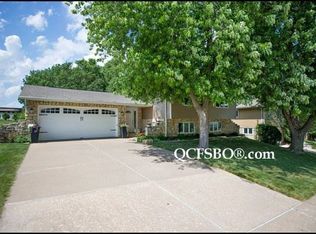 2660 New Lexington Dr, Bettendorf, IA 52722