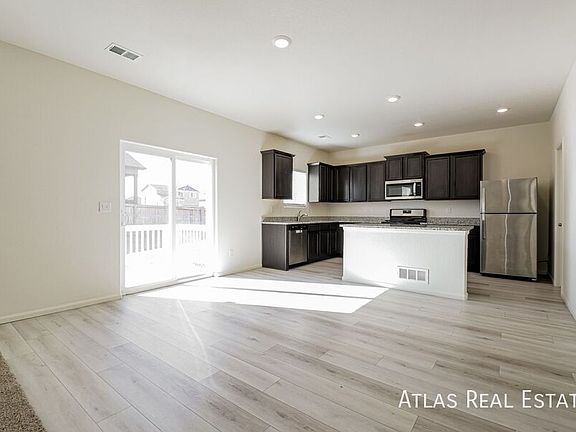 4th image of 883 Emerald Lakes St
