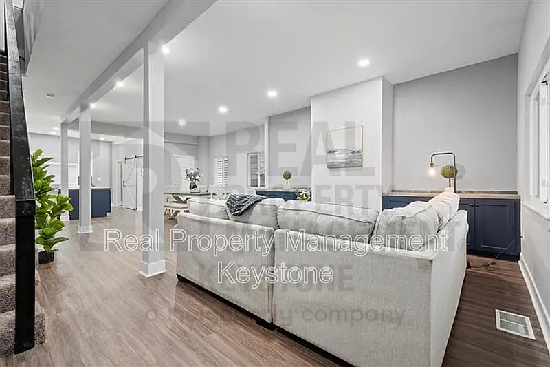 3 bed, 3.5 bath, 1650 sqft, $2,800 — Photo 3