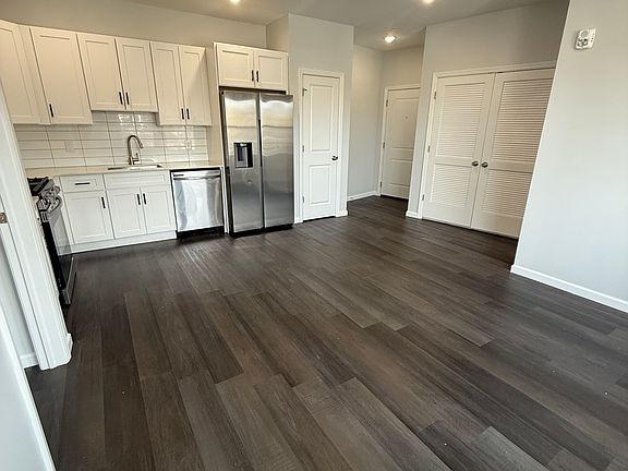 2nd image of 207 Redwood Ave #205