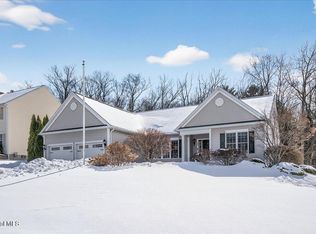66 Shinnecock Hills Dr, Colonie, NY 12205
