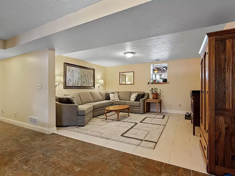 404 4th Ave NW — Photo 34