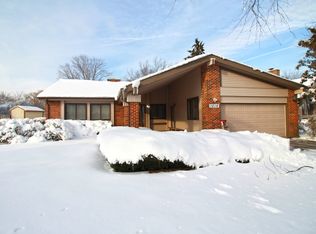 1216 W Hintz Rd, Arlington Heights, IL 60004