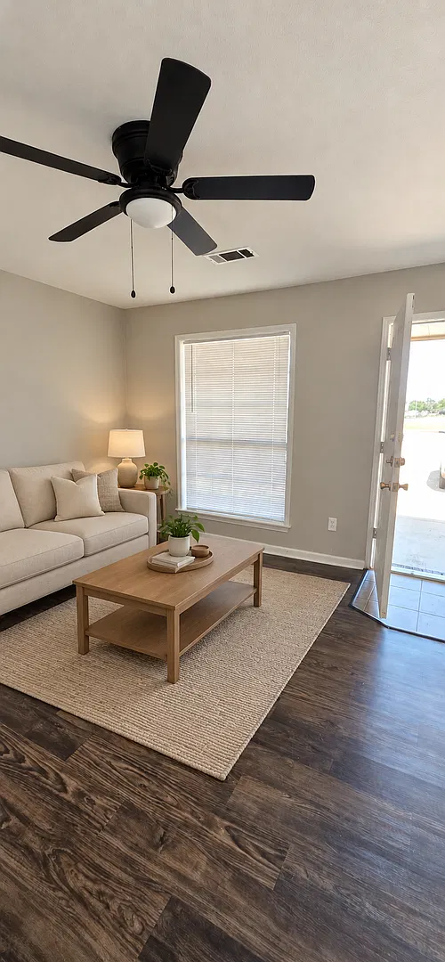 Large 3/2 duplex with large fenced back yard — Photo 4