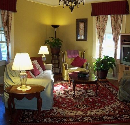 Living Room
						:
						Hardwood Floors,
10Ft Ceiling,
Metal Chandelier,
Faux Fireplace