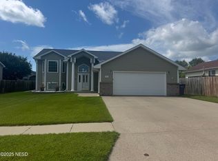 1711 8th St NE, Watertown, SD 57201