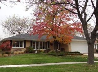 8582 Highcrest Dr, Darien, IL