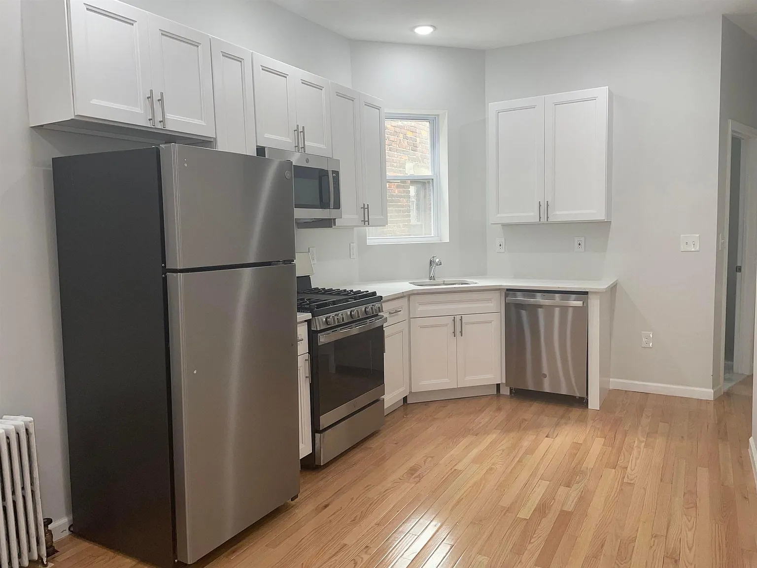 2 bed, 700 sqft, $2,400 — Photo 4