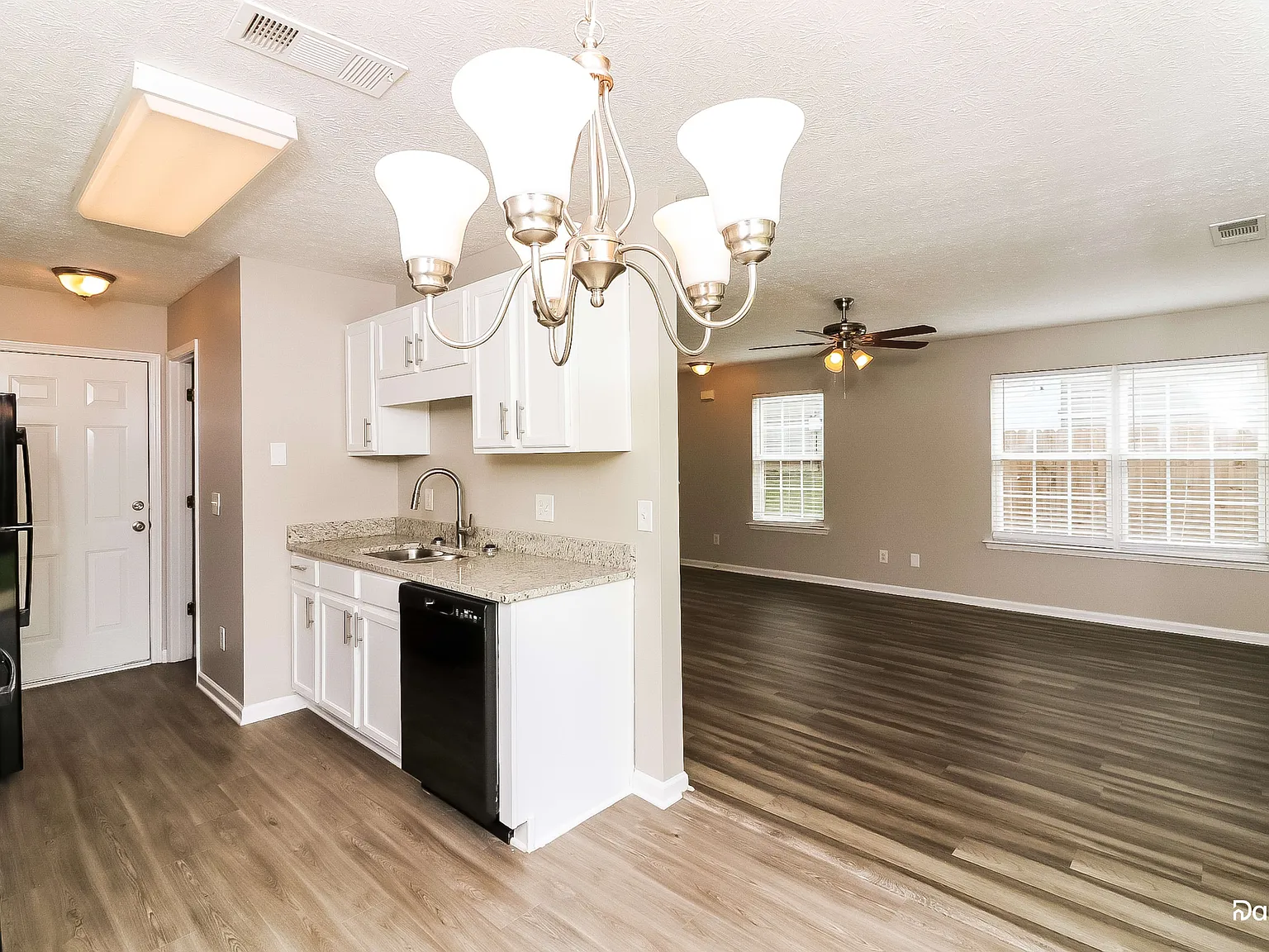 3 bed, 2.5 bath, 1360 sqft, $1,810 — Photo 4