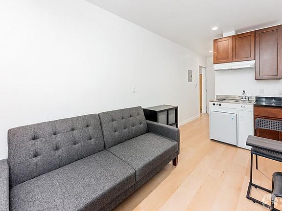 2nd image of 68 Diamond St #7