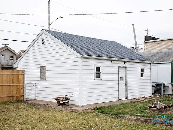 5th image of 159 Essex St