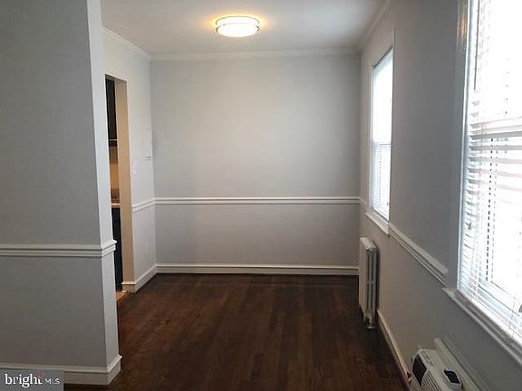 4th image of 410 Bashford La