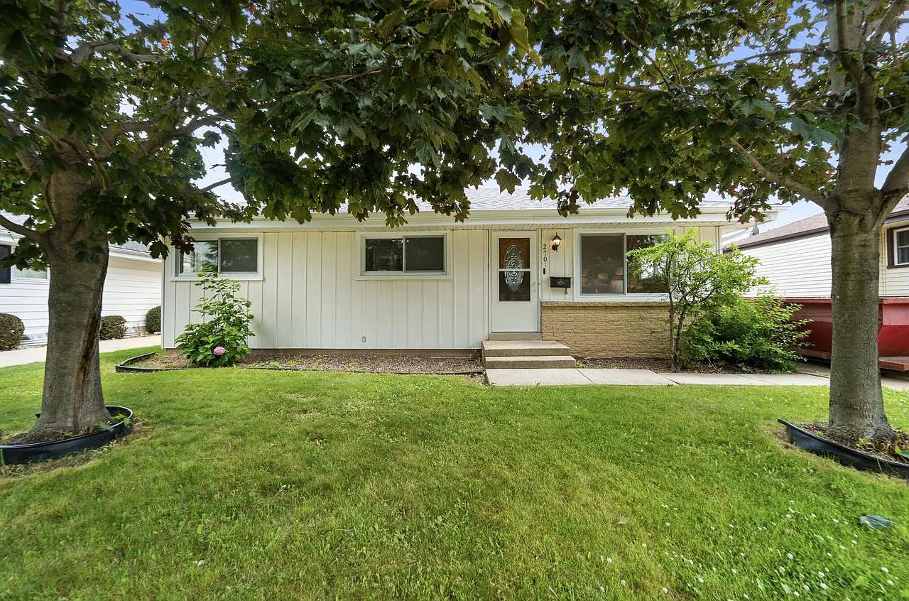 2701 Loraine AVENUE photo 1
