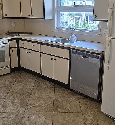 3rd image of 52 Markham Pl #1