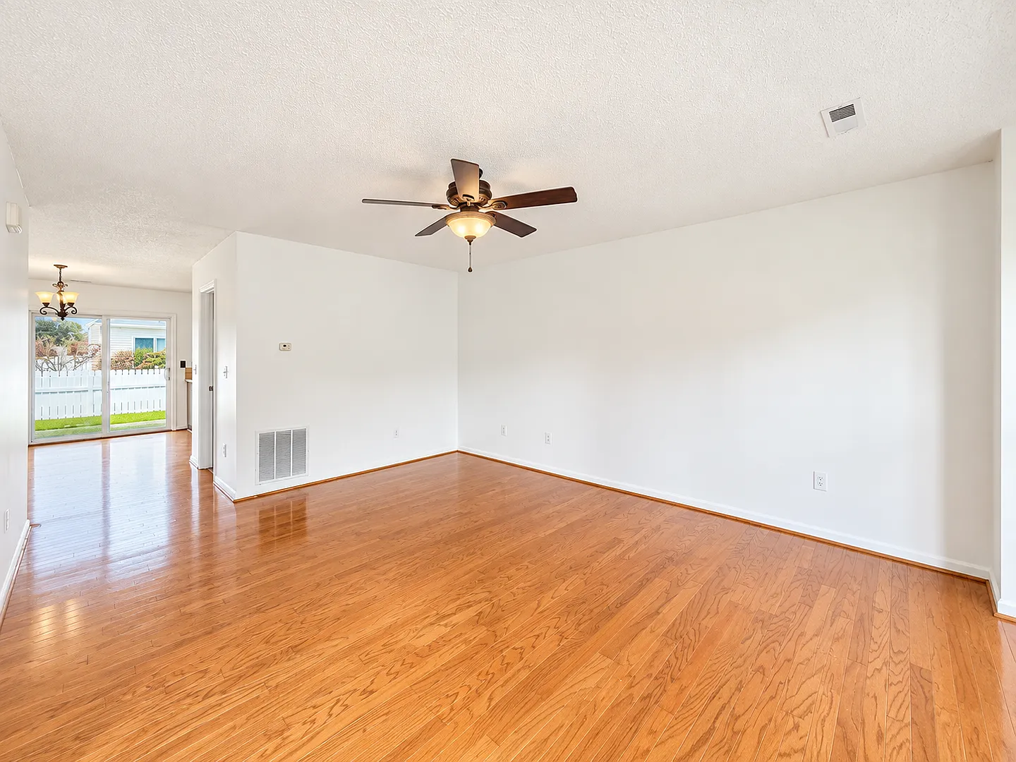 Townhouse for rent in Liberty Square — Photo 3