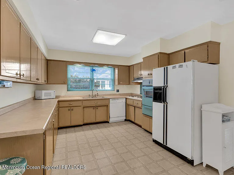 7 Howell Ave — Photo 13