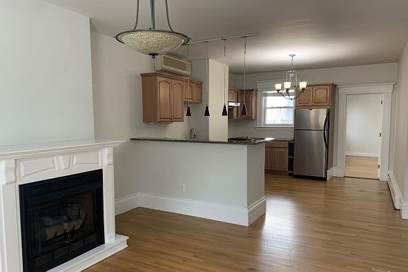 1st image of 413 Bunker Hill St #1