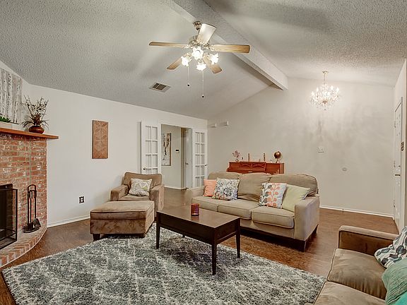 4th image of 400 Hollyberry Dr
