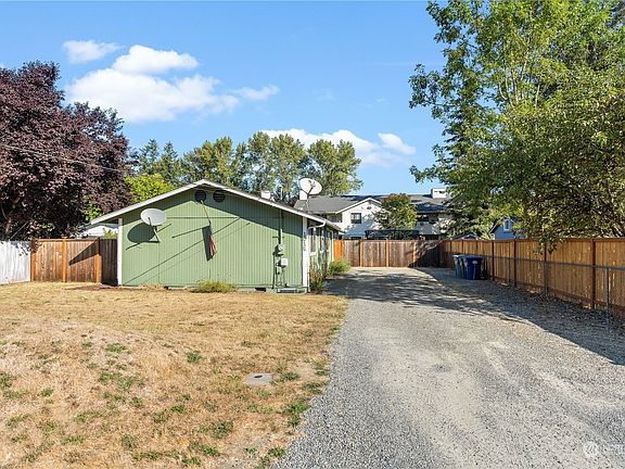 4th image of 1015 101st Street Ct E