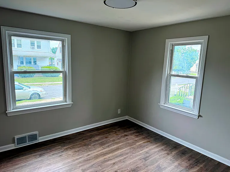 10806 Plymouth Ave — Photo 13