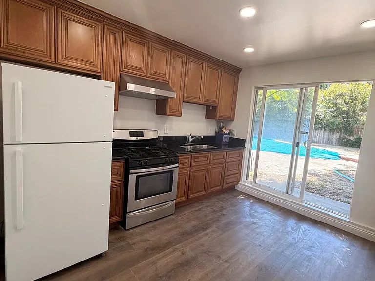 7031 Balcom Ave — Photo 3