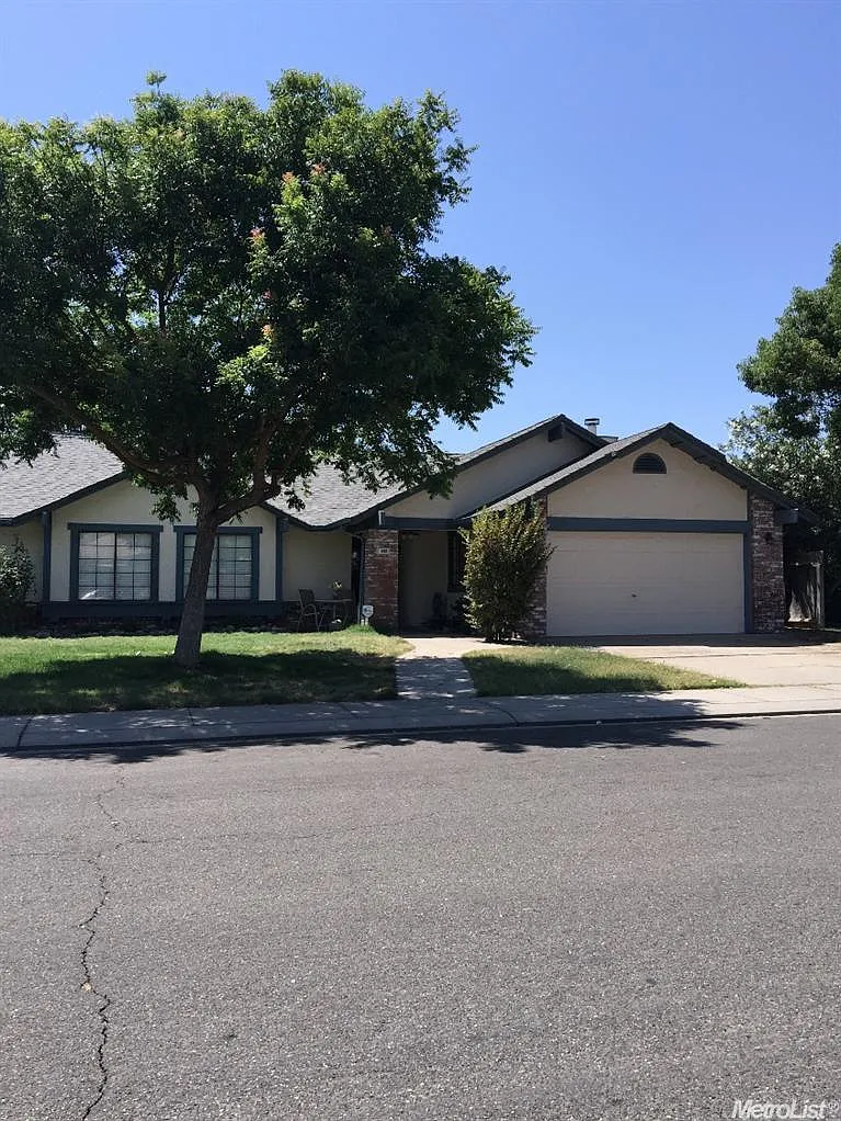 933 Stillwater Ln photo 1