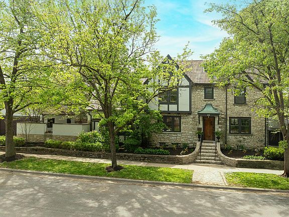 4th image of 2625 Powell Ave