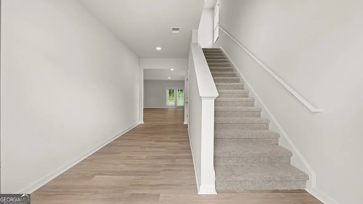 5 bed, 3.0 bath, 2361 sqft, $2,500 — Photo 2