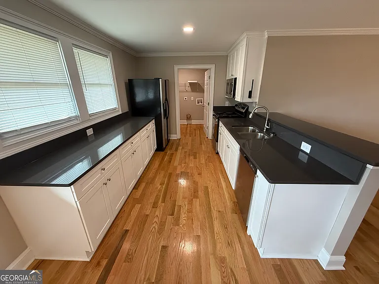 657 Athens St — Photo 4