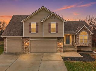 701 Tomahawk Ct, Smithville, MO 64089