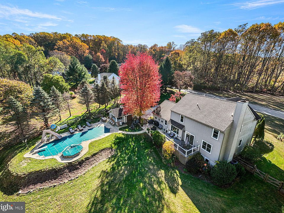 1st image of 27 Fox Farm Ln
