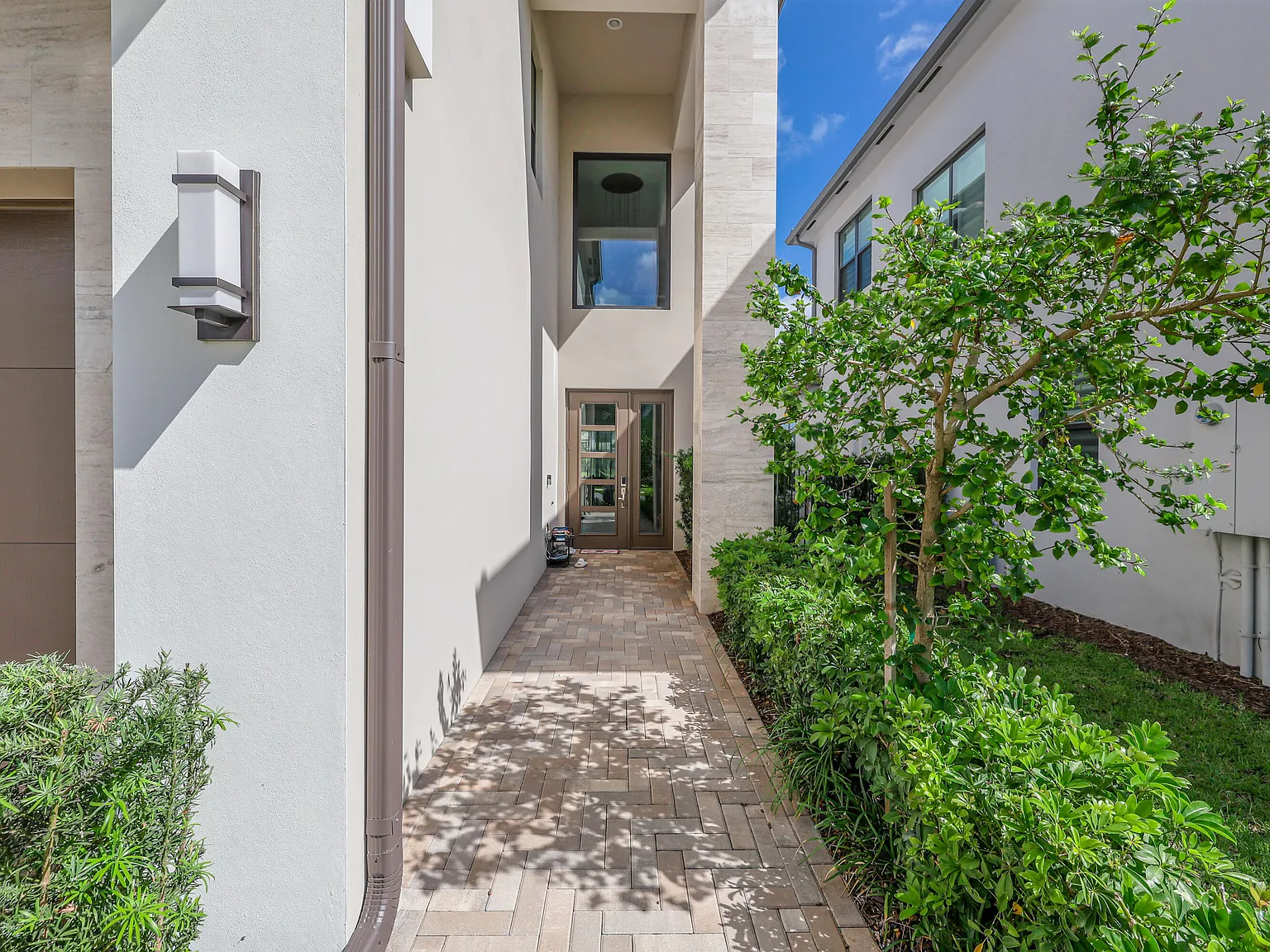 5 bed, 5.0 bath, 3687 sqft, $19,000 — Photo 4