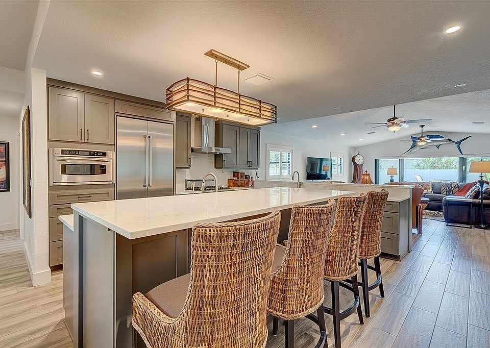 kitchen bar, quartz counters
