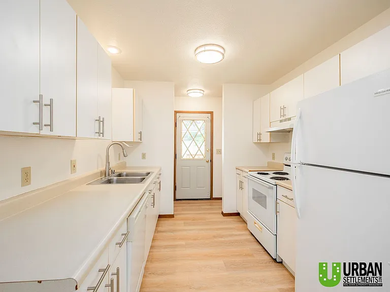 3531-3533 E Upriver Dr — Photo 4