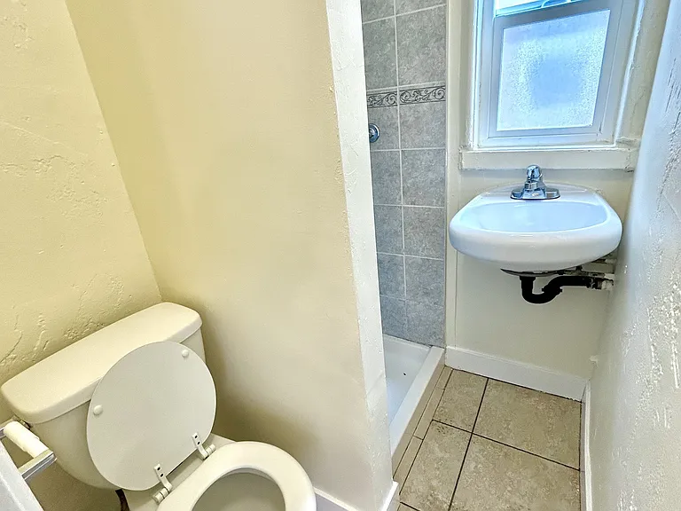 6410 N Paramount Blvd — Photo 11