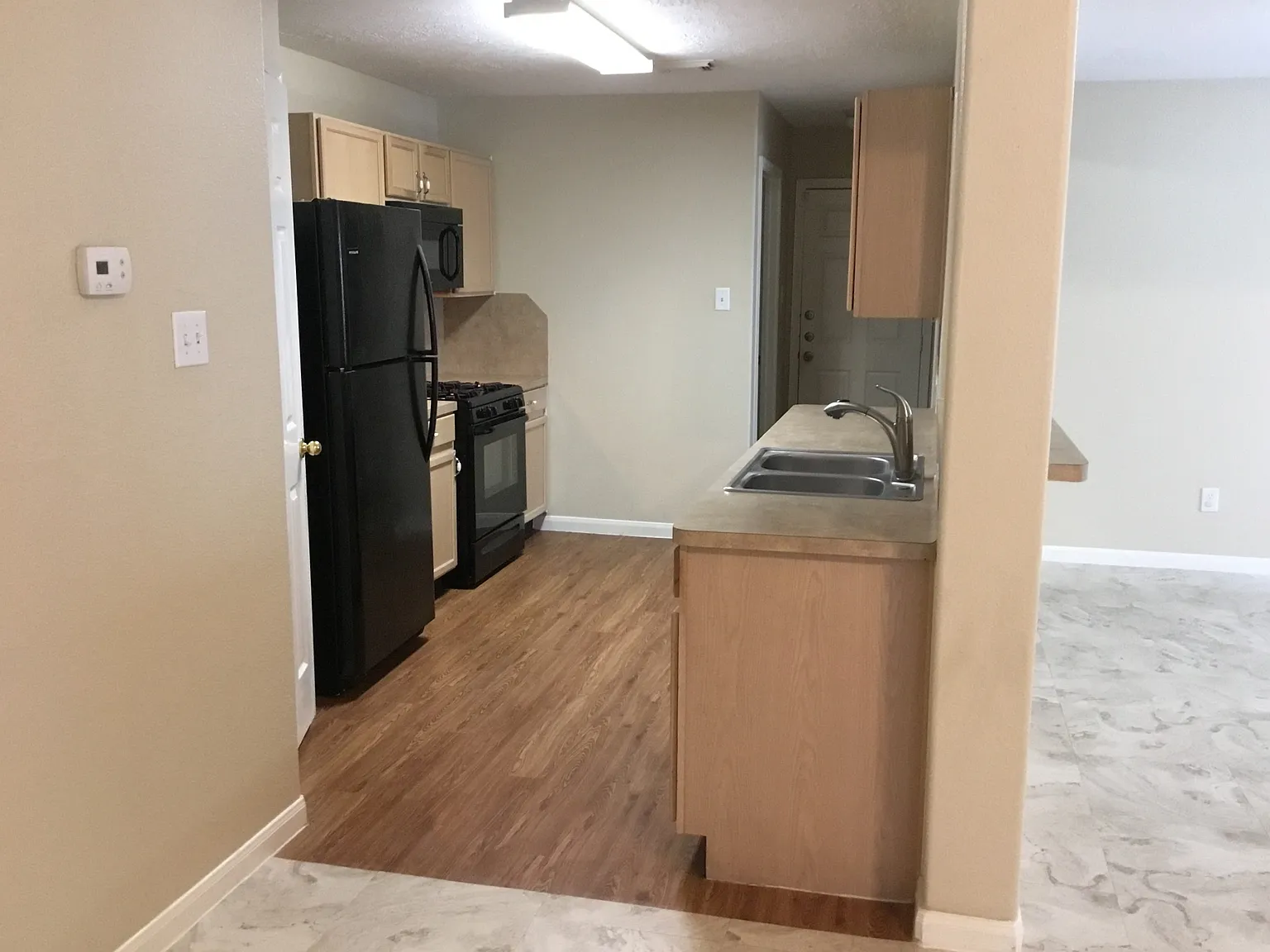 3 bed, 2.5 bath, 1822 sqft, $2,100 — Photo 4