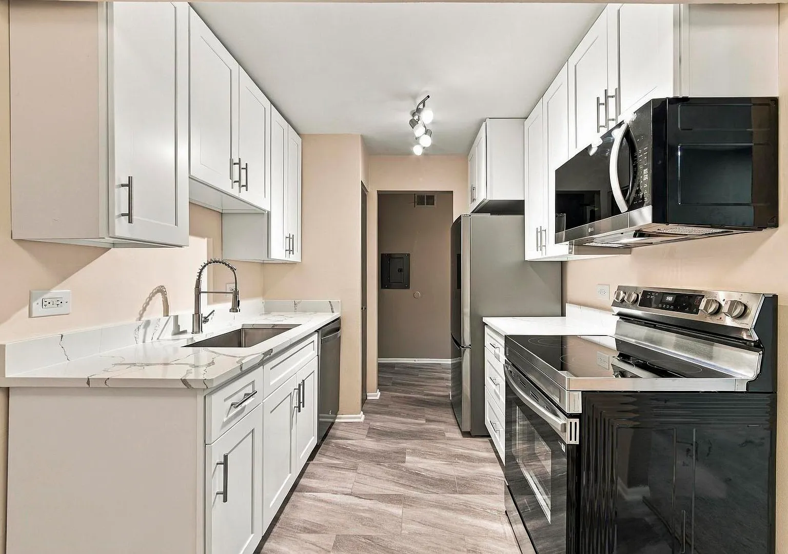 2 bed, 1100 sqft, $1,999 — Photo 4