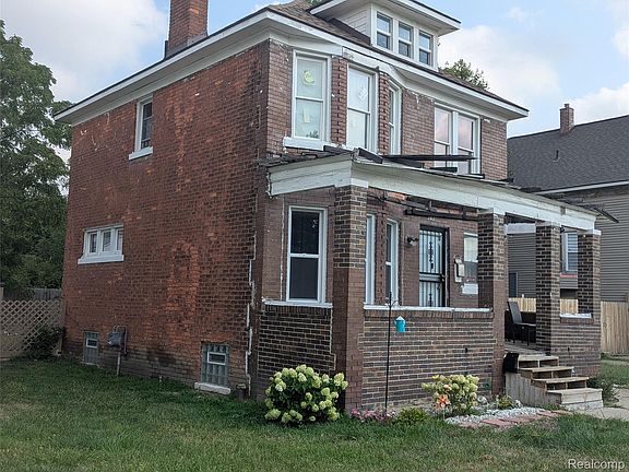 3rd image of 583 Alger St
