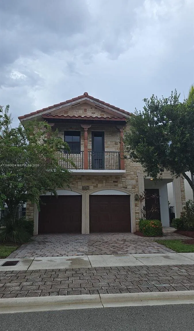 5 bed, 3205 sqft, $6,500 — Photo 1