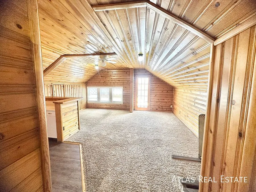 Unique Victorian 3rd Floor 2 Bedroom Apartment with Rooftop deck! — Photo 1