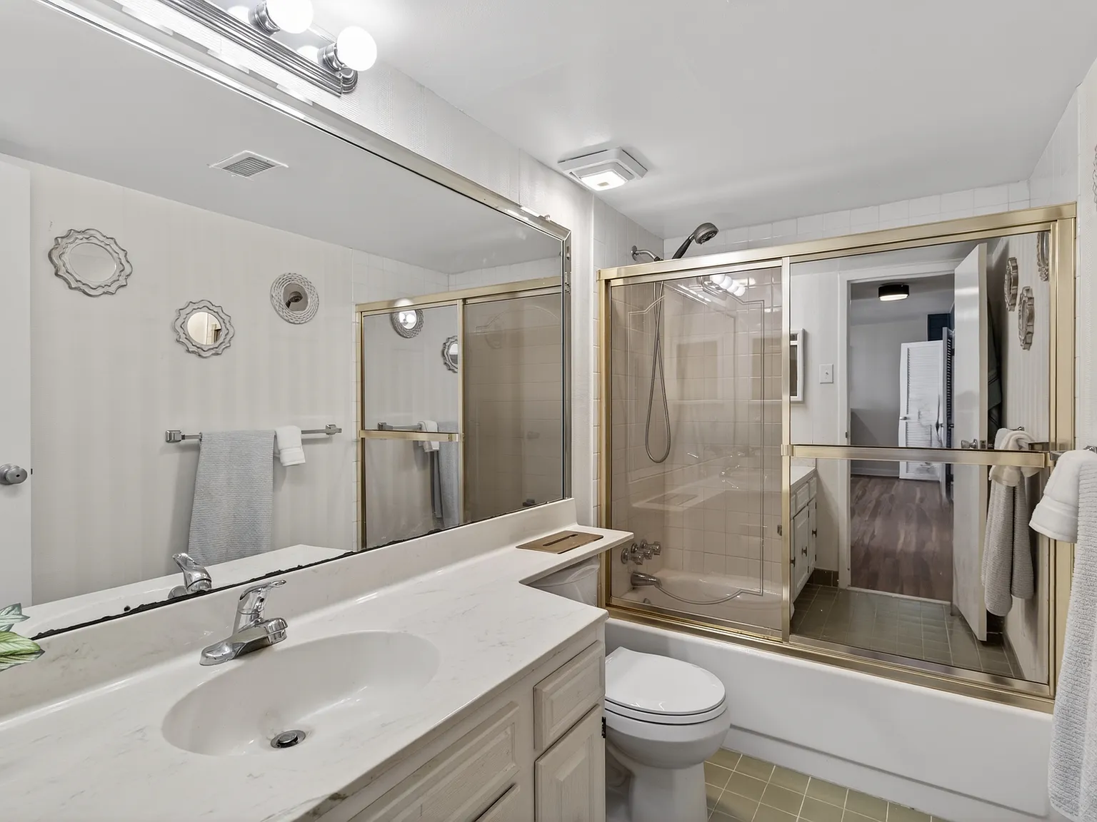 2 bed, 1136 sqft, $3,450 — Photo 2